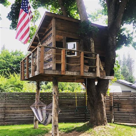 tree house .